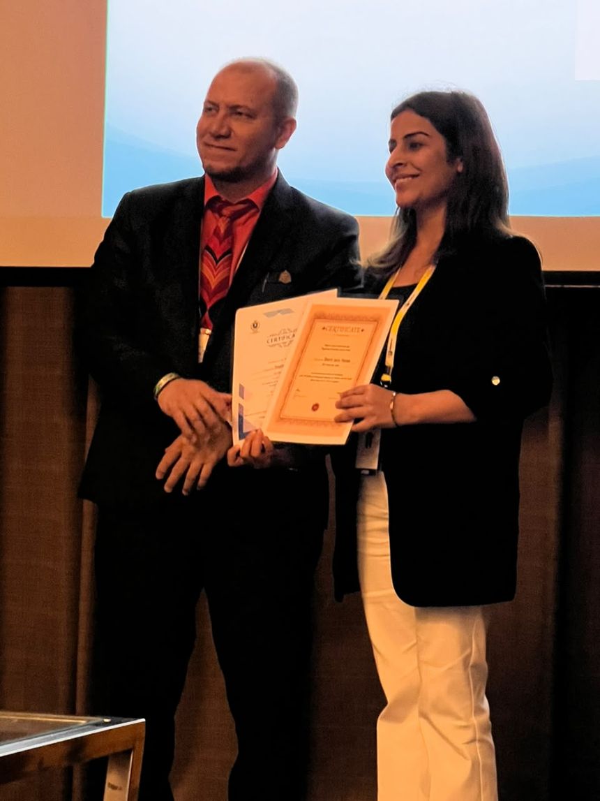 Dr Shveta receiving a certificate from the conference chair